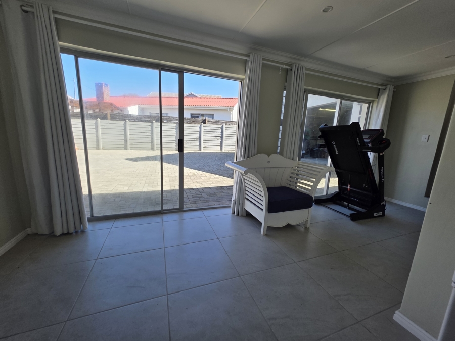 6 Bedroom Property for Sale in Oceanview Heights Western Cape